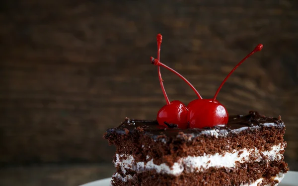 Вкусные шоколадные торты с вишневым крупным планом — стоковое фото