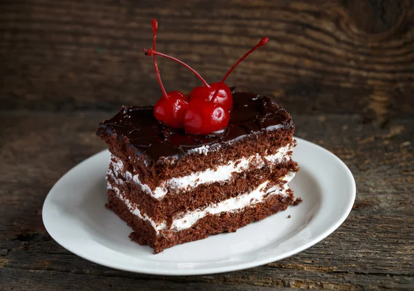 Délicieux gâteaux au chocolat avec gros plan cerise — Photo