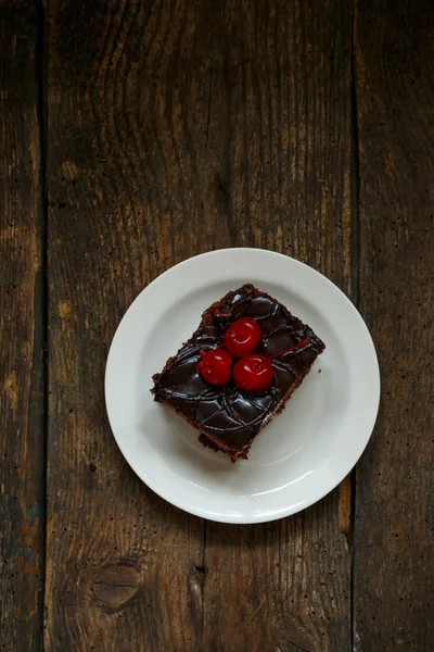 Leckere Schokoladenkuchen mit Kirsche aus nächster Nähe — Stockfoto