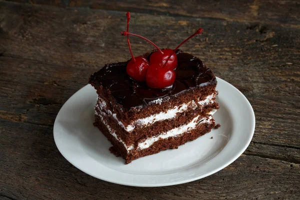 Вкусные шоколадные торты с вишневым крупным планом — стоковое фото