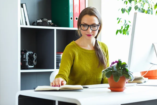 Mooie jonge vrouw werken vanuit huis — Stockfoto