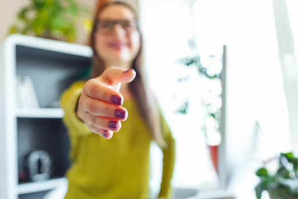 Affärskvinna med arm utsträckt till handslag — Stockfoto