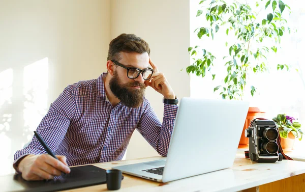 Artista dibujando algo en tableta gráfica en la oficina en casa —  Fotos de Stock