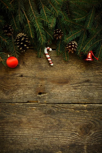 Rami di albero di Natale con decorazioni natalizie su tex di legno — Foto Stock
