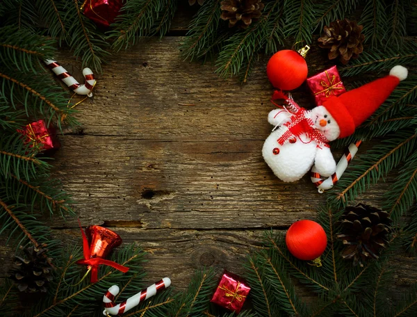 クリスマスの飾りと雪だるま o クリスマス ツリーの枝 — ストック写真
