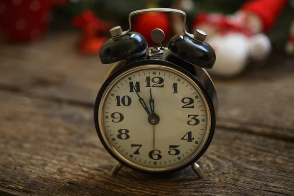 Relógio vintage no fundo de Natal — Fotografia de Stock