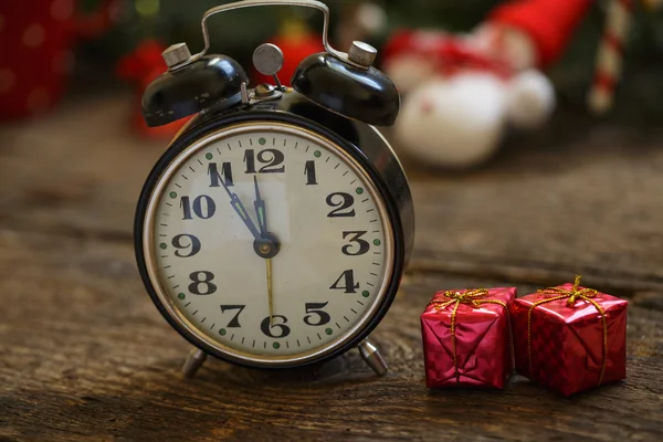 Reloj vintage sobre fondo navideño — Foto de Stock