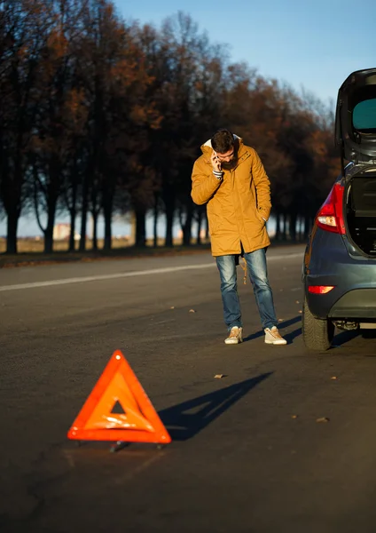 Driver man examining damaged automobile cars — Stock Photo, Image