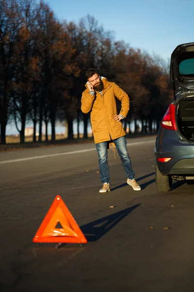 Driver man examining damaged automobile cars — Stock Photo, Image