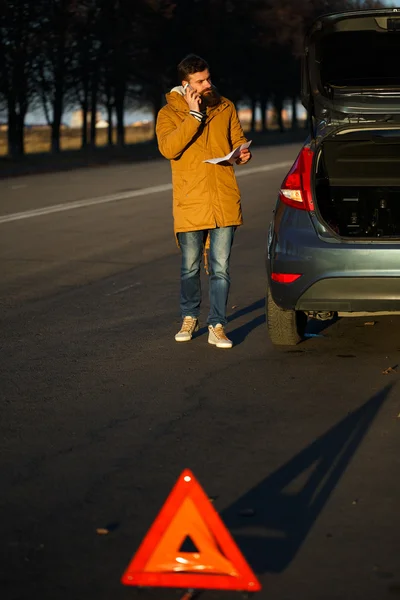 Řidič muž prověřování poškozených automobilů auta — Stock fotografie