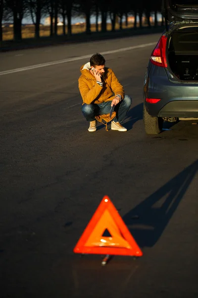 Driver man examining damaged automobile cars — Stock Photo, Image