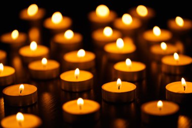 birçok yanan mumlar