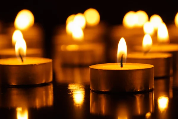 Molte candele accese — Foto Stock