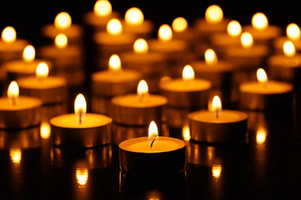 Muchas velas encendidas — Foto de Stock