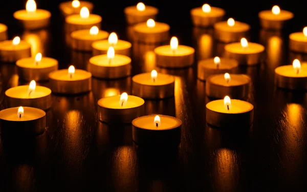 Molte candele accese — Foto Stock
