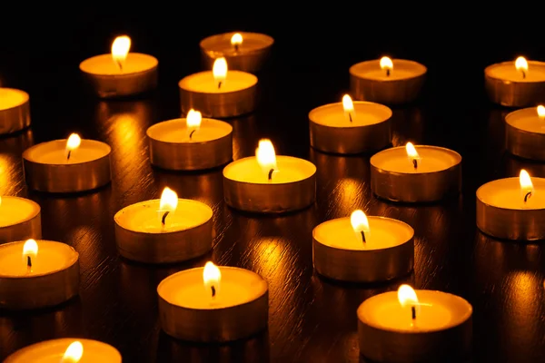 Muchas velas encendidas — Foto de Stock