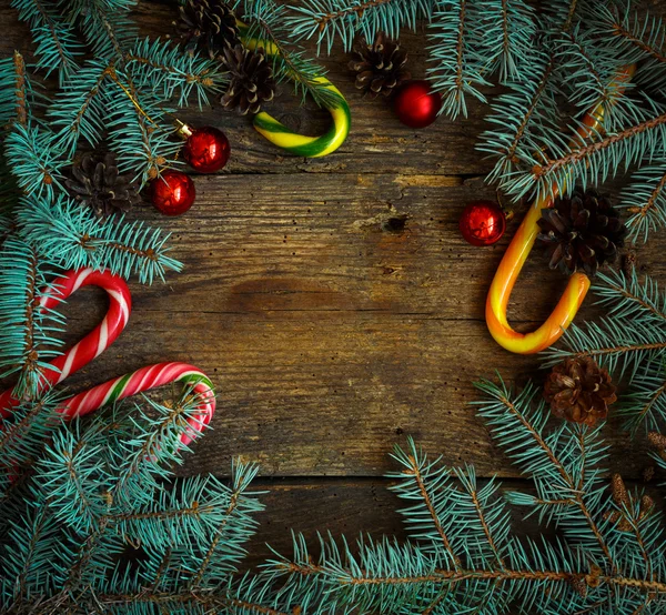Bordo di Natale con rami di abete, coni, decora di Natale — Foto Stock