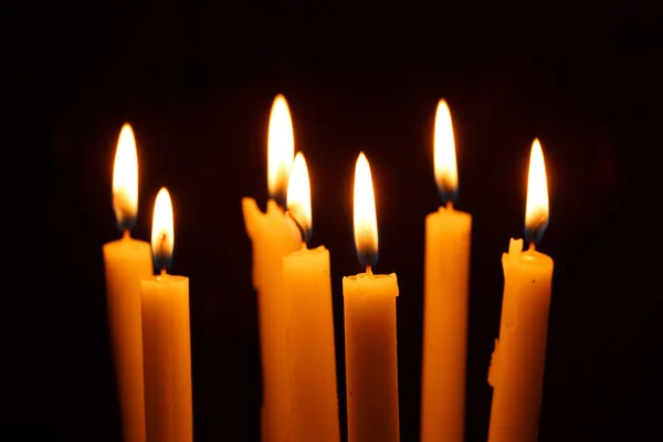 Muitas velas acesas em preto — Fotografia de Stock