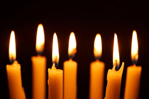 Muitas velas acesas em preto — Fotografia de Stock