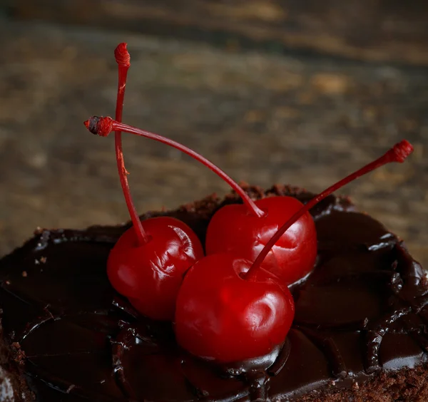 Leckere Schokoladenkuchen mit Kirsche aus nächster Nähe — Stockfoto