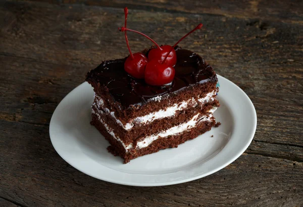 Délicieux gâteaux au chocolat avec gros plan cerise — Photo