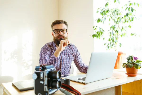 Barbe jeune homme travaillant à la maison — Photo