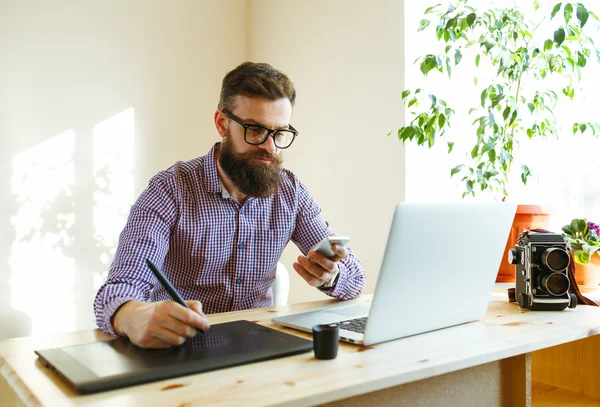 Barbe jeune homme travaillant à la maison — Photo