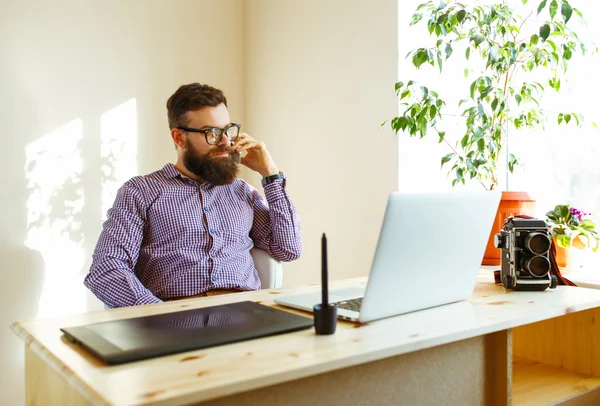 Barba giovane uomo che lavora da casa — Foto Stock