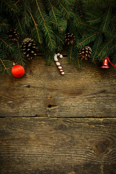 Rami di albero di Natale con decorazioni natalizie su tex di legno — Foto Stock