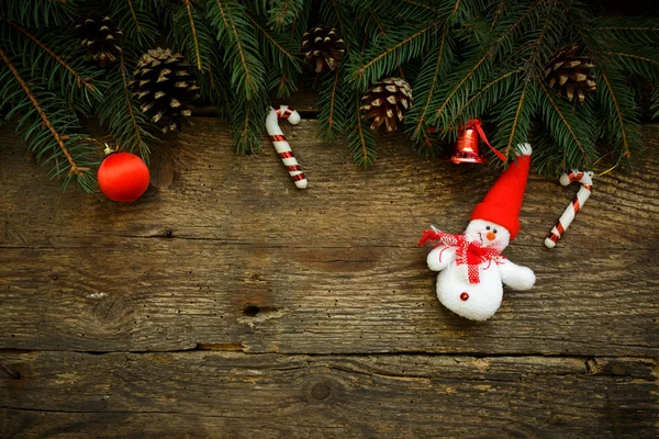 Rami di albero di Natale con decorazioni natalizie e pupazzo di neve o — Foto Stock