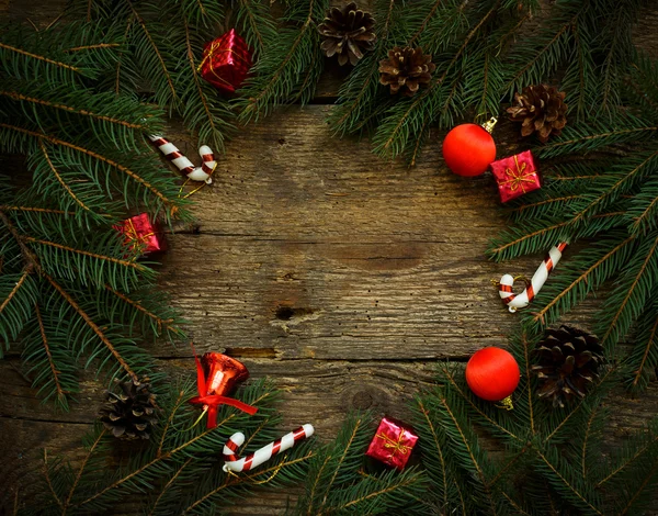 Rami di albero di Natale con decorazioni natalizie su tex di legno — Foto Stock