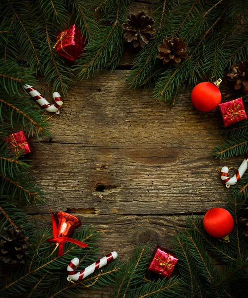 Rami di albero di Natale con decorazioni natalizie su tex di legno — Foto Stock
