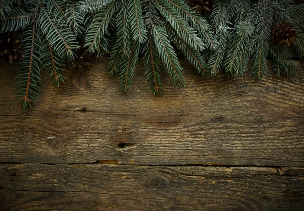 Kerstboom takken op houten textuur — Stockfoto