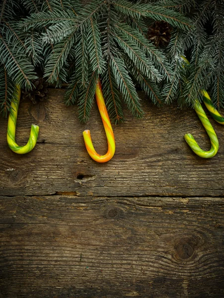 Frontera de Navidad con ramas de abeto, conos de pino y dulces ca — Foto de Stock