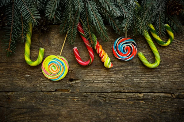 Weihnachtsbordüre mit Tannenzweigen, Tannenzapfen und Süßigkeiten — Stockfoto