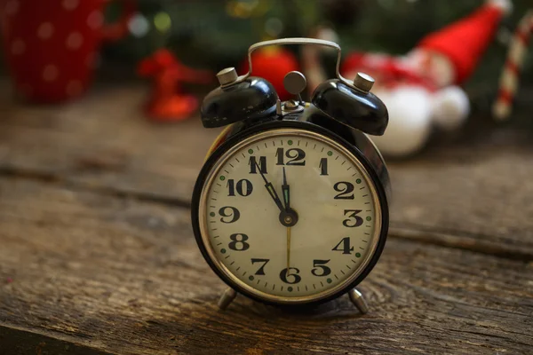 Reloj vintage sobre fondo navideño —  Fotos de Stock