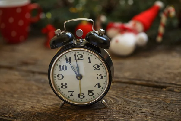 Reloj vintage sobre fondo navideño — Foto de Stock