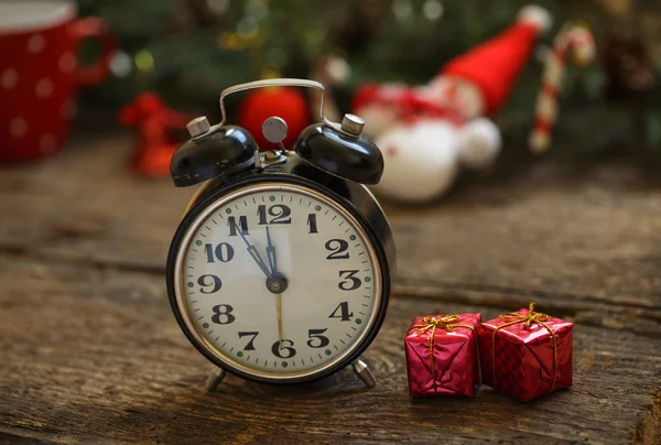 Reloj vintage sobre fondo navideño — Foto de Stock