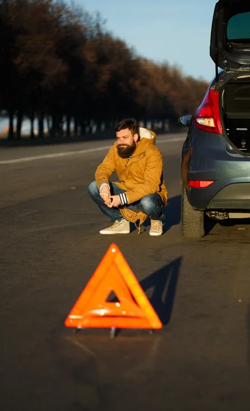 Чоловік вивчає пошкоджені автомобілі після розбиття — стокове фото