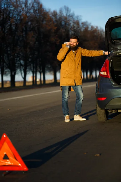 Чоловік вивчає пошкоджені автомобілі після розбиття — стокове фото