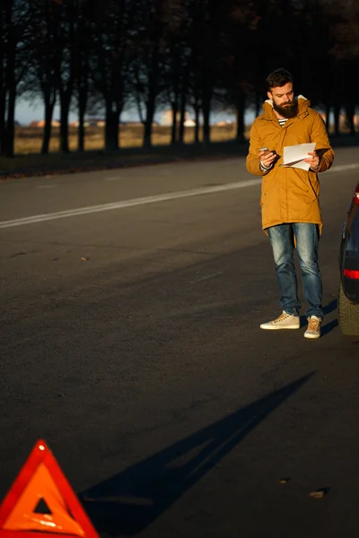 Man examining damaged automobile cars after breaking — Stock Photo, Image