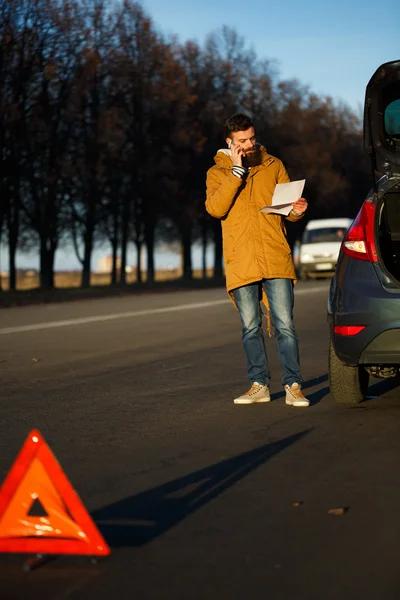 Man examining damaged automobile cars after breaking — Stock Photo, Image