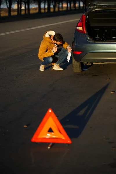 Man examining damaged automobile cars after breaking — Stock Photo, Image