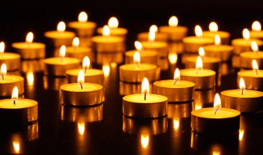 birçok yanan mumlar