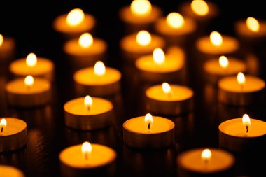 birçok yanan mumlar