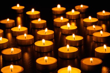 birçok yanan mumlar