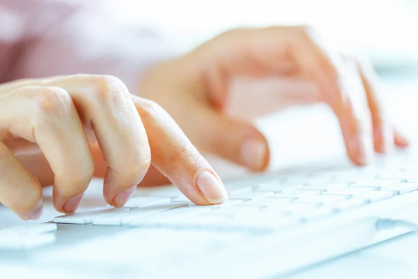 Woman office worker typing on the keyboard — Stock Photo, Image