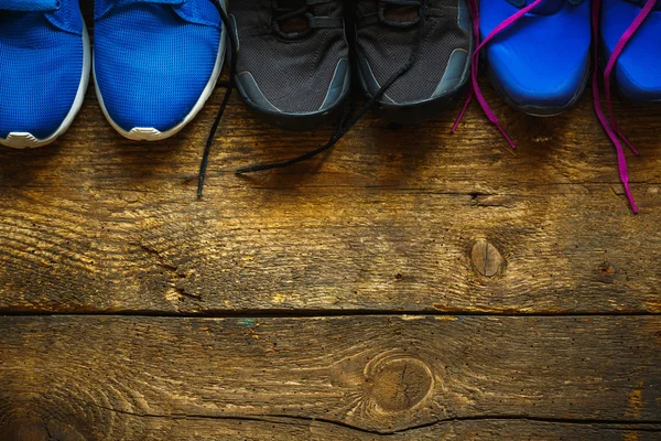 Cierre de zapatillas sobre fondo de madera —  Fotos de Stock