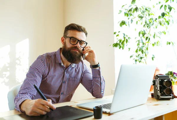 Barbe jeune homme travaillant à la maison — Photo