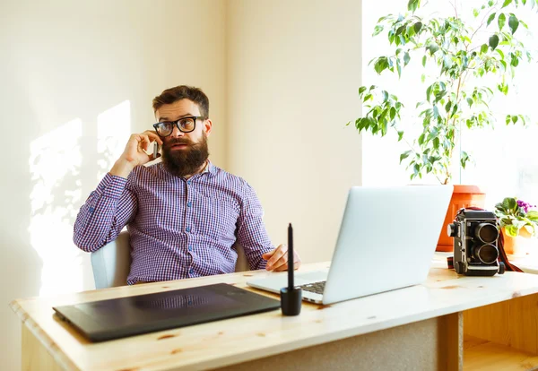 Barbe jeune homme travaillant à la maison — Photo